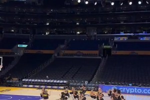 現(xiàn)在連湖人啦啦隊也開始模仿老詹賽前搞笑儀式了！??