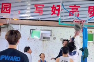 就問你強不強？小女生這球技，大多數(shù)吧友可能真打不過她！