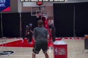 史上三分最準(zhǔn)的新秀了吧？克尼佩爾已經(jīng)在為三分大賽做準(zhǔn)備了